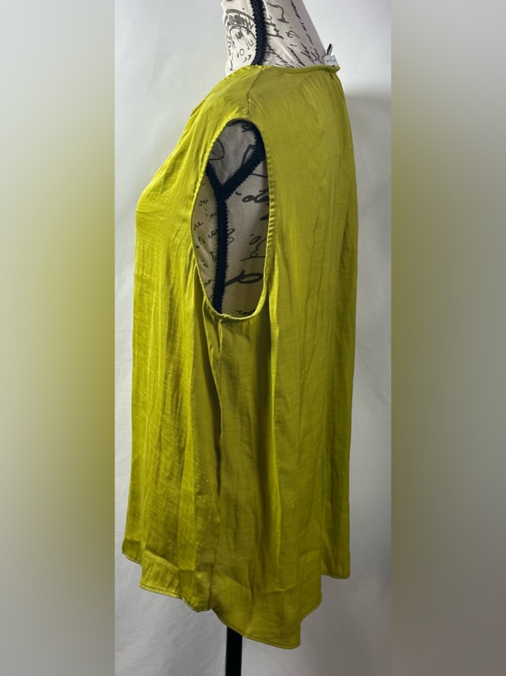 🩷Women's Sleeveless Blouse in Lime Green - Picture 3 of 9